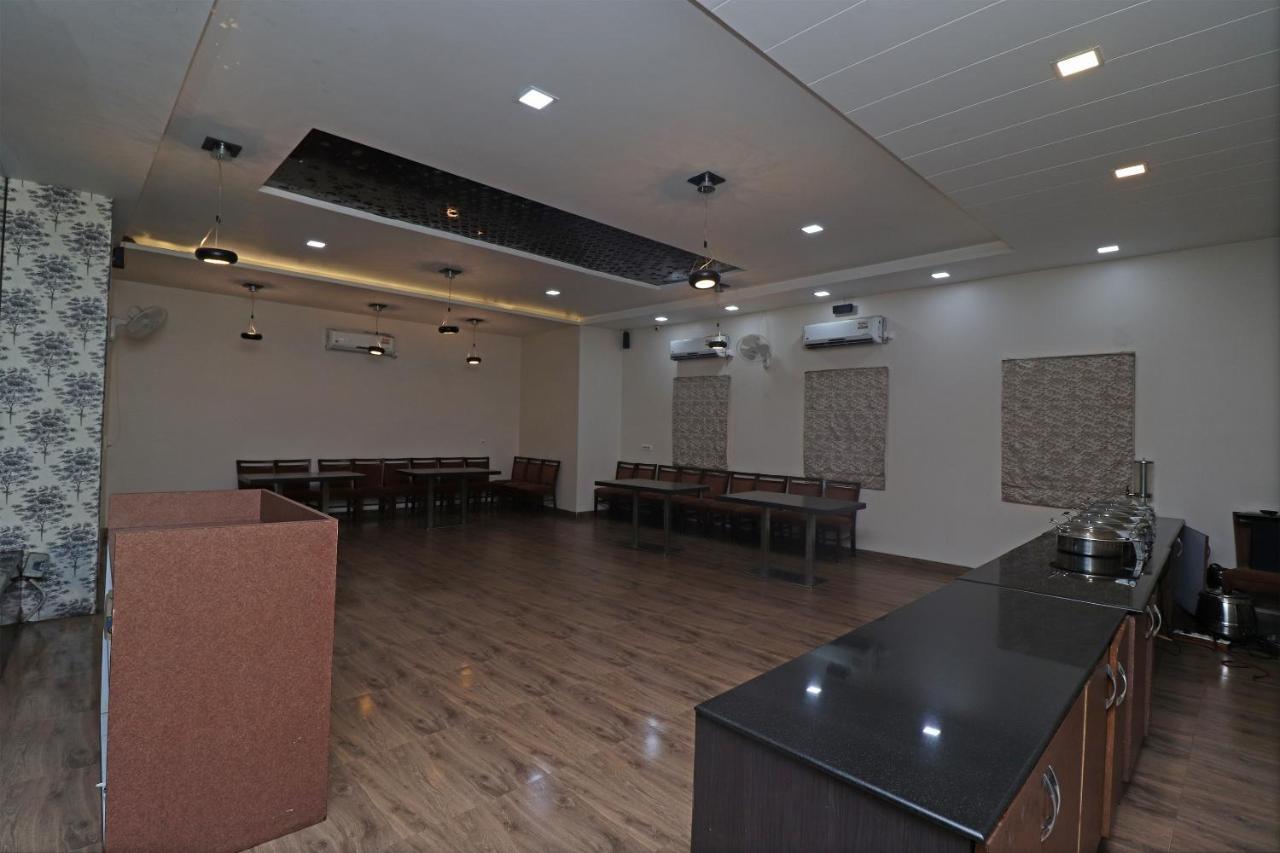 Oyo 29382 Golden Laurel Inn Deoria Buitenkant foto