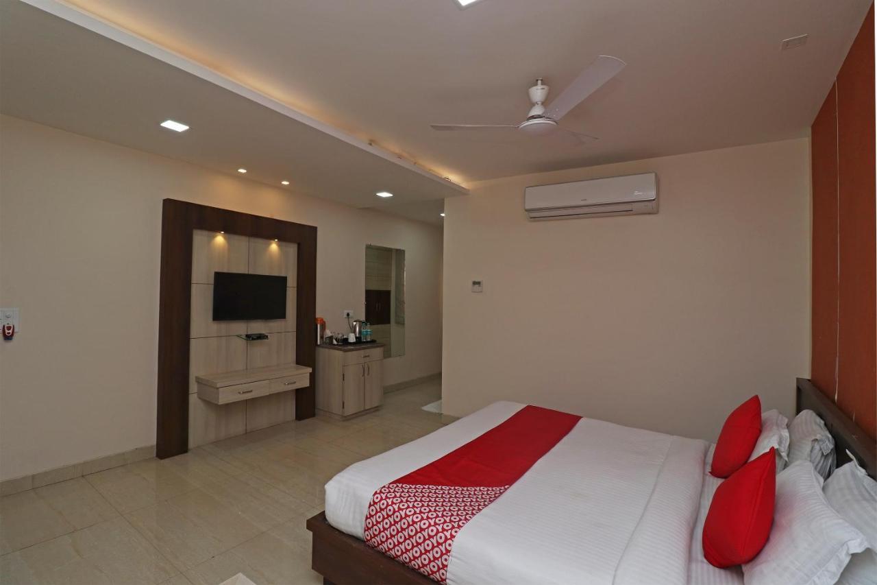 Oyo 29382 Golden Laurel Inn Deoria Buitenkant foto