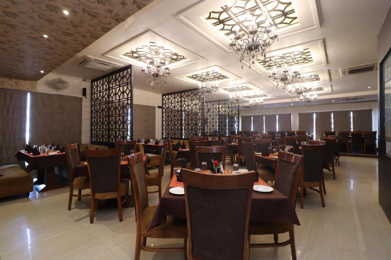 Oyo 29382 Golden Laurel Inn Deoria Buitenkant foto