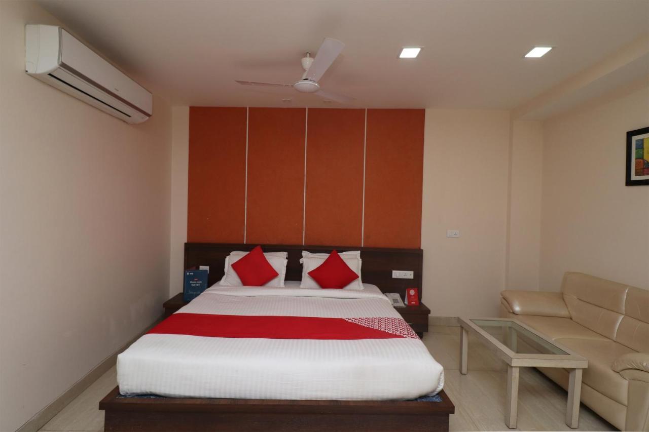 Oyo 29382 Golden Laurel Inn Deoria Buitenkant foto