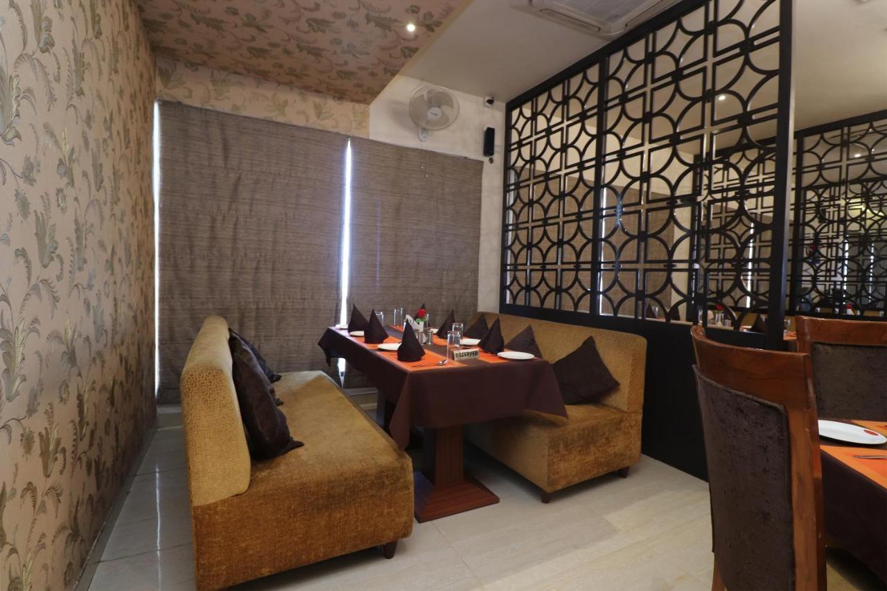 Oyo 29382 Golden Laurel Inn Deoria Buitenkant foto